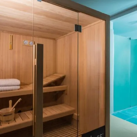 Orama Luxury 4 Bedrooms With Private Pool הרסוניסוס