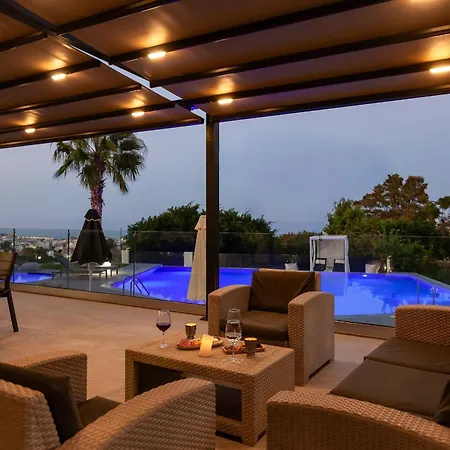 Orama Luxury 4 Bedrooms With Private Pool הרסוניסוס