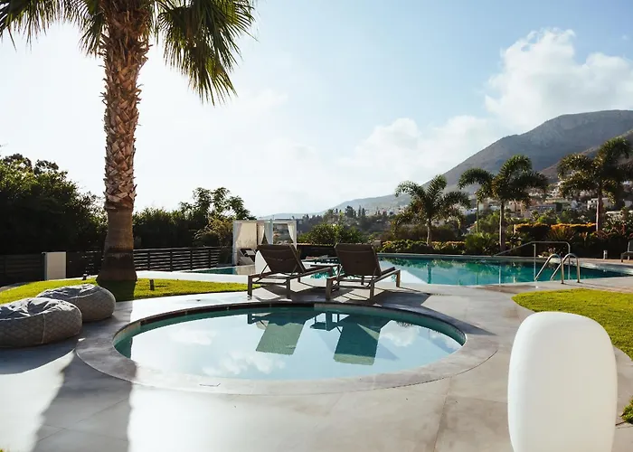 Orama Luxury 4 Bedrooms With Private Pool Villa *